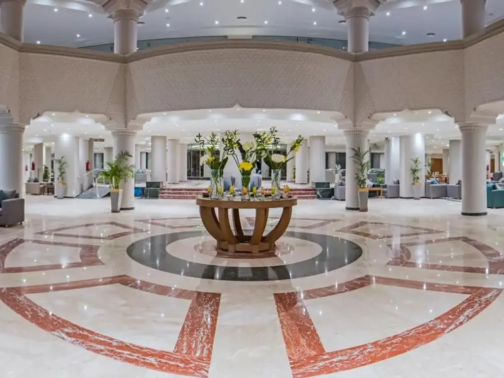 Просторно лоби с мраморен под, колони и кръгла маса с цветя – Sunrise Aqua Joy Resort, Хургада