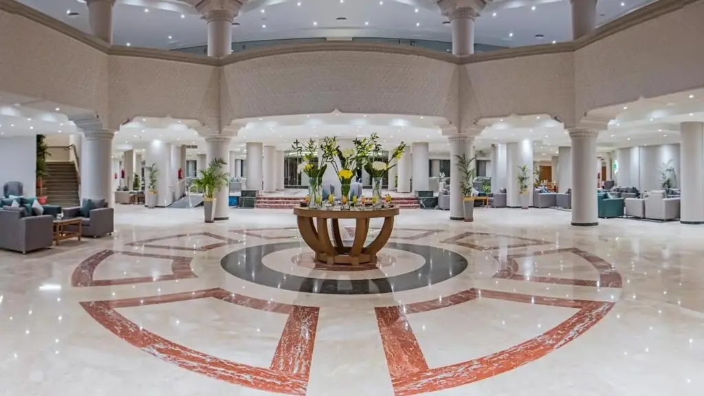 Просторно лоби с мраморен под, колони и кръгла маса с цветя – Sunrise Aqua Joy Resort, Хургада