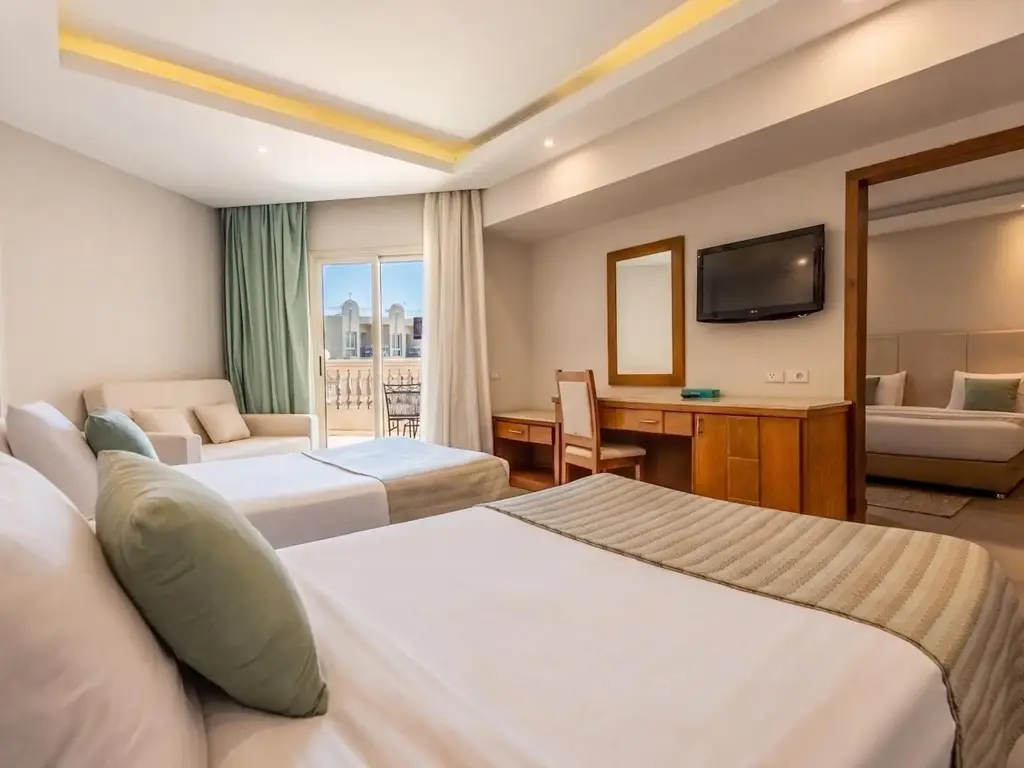 Стая с двойно легло и диван-легло, бюро с телевизор и огледало – Sunrise Aqua Joy Resort, Хургада