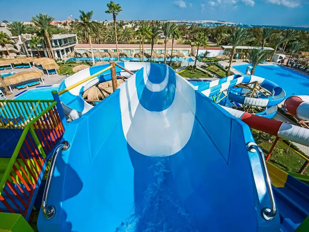 Изглед отгоре от водна пързалка към басейните на аквапарка – Sunrise Aqua Joy Resort, Хургада