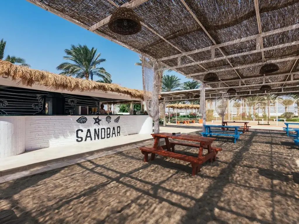 Плажен бар Sandbar с тръстиков покрив и пейки на пясъка – Desert Rose, Хургада