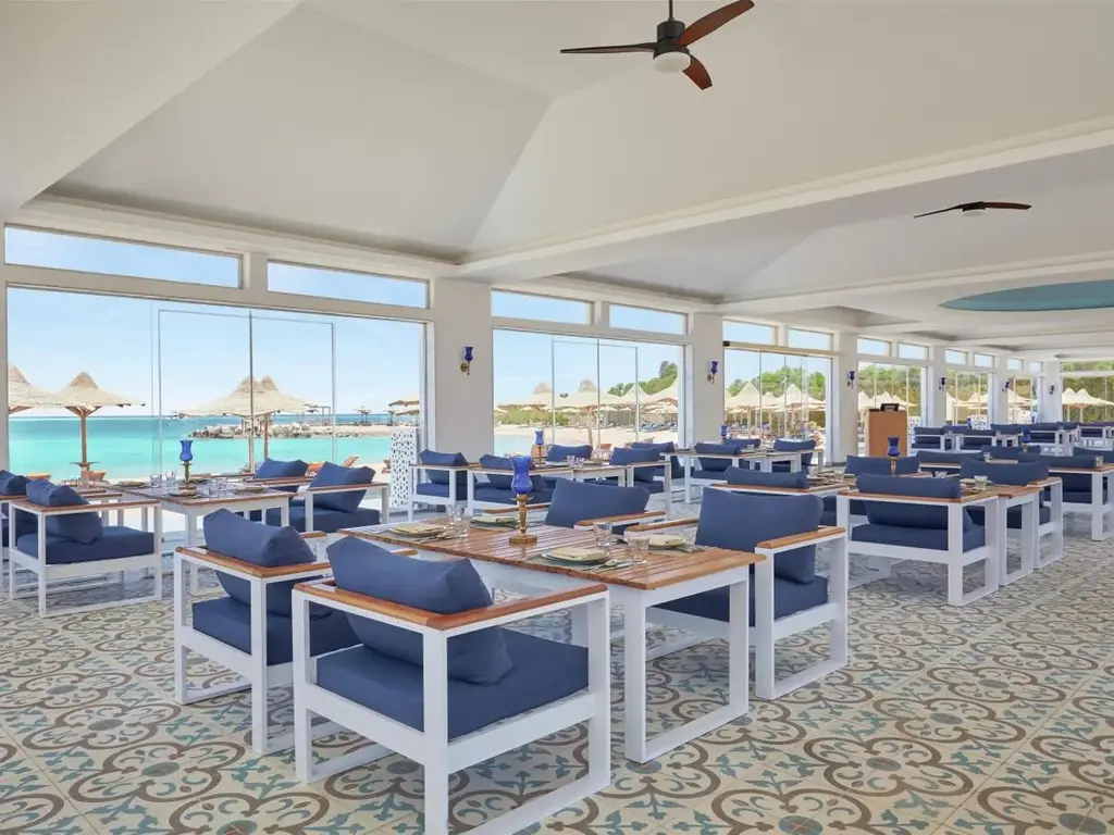 Ресторант край басейна